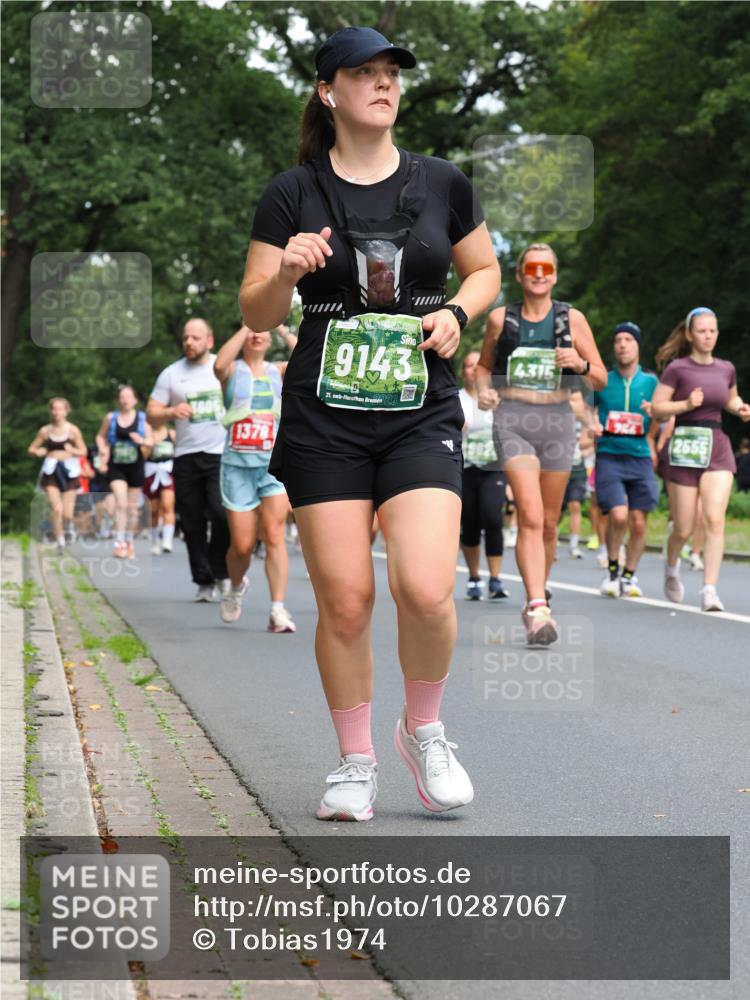 13.09.2026 - 21. swb-Marathon Bremen TobiasT http://msf.ph/oto/10287067 13.09.2026 12:20:18 Laufen 1378, 9143, 21, 20, 4315, 2555 meine-sportfotos.de