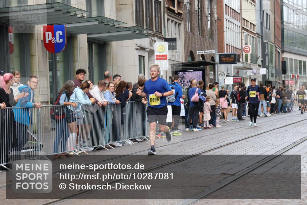 13.09.2026 - 21. swb-Marathon Bremen Strokosch-Dieckow http://msf.ph/oto/10287081 13.09.2026 10:42:08 Ziel 10358, 10632, 10775, 11375, 11630, 11779, 11895, 12395, 12525, 12426, 12468, 13585, 13621 meine-sportfotos.de