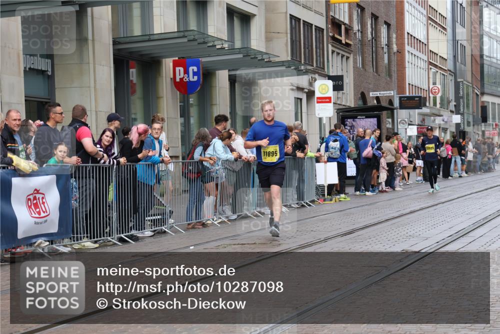 13.09.2026 - 21. swb-Marathon Bremen Strokosch-Dieckow http://msf.ph/oto/10287098 13.09.2026 10:42:09 Ziel 10358, 10632, 10775, 11375, 11630, 11779, 11895, 12395, 12525, 12426, 12468, 13585, 13621 meine-sportfotos.de