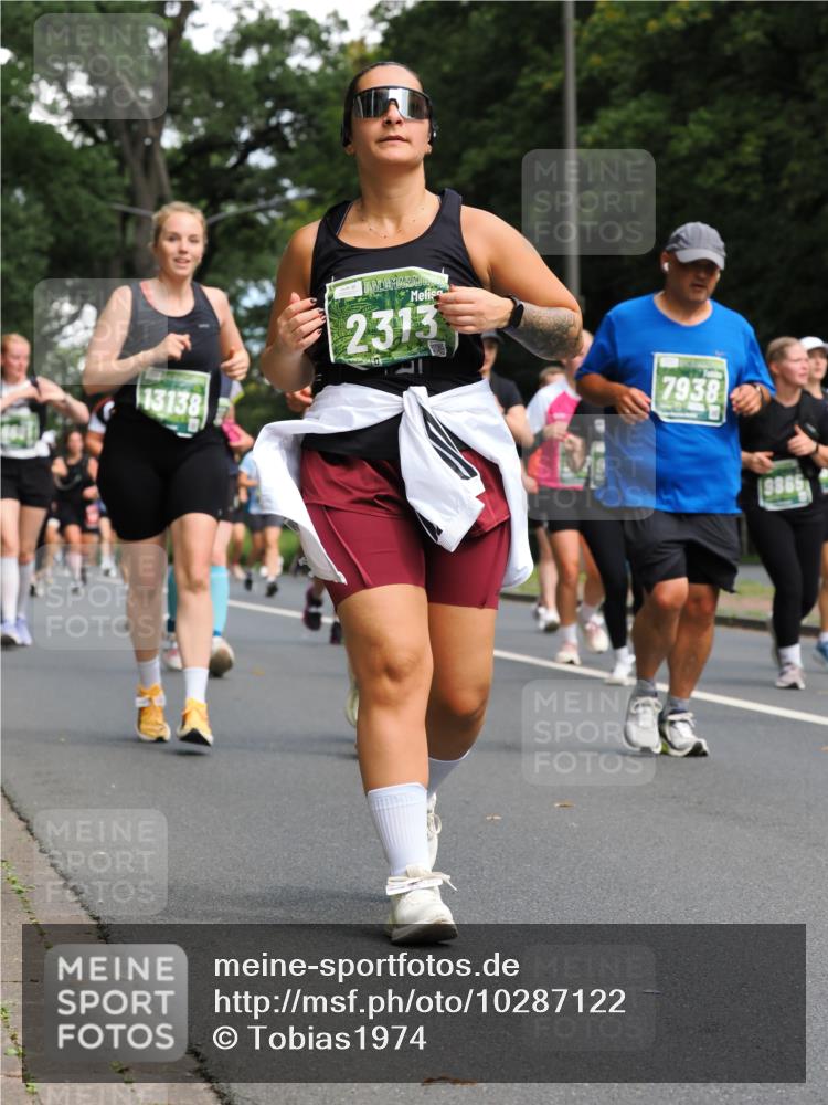 13.09.2026 - 21. swb-Marathon Bremen TobiasT http://msf.ph/oto/10287122 13.09.2026 12:20:32 Laufen 13138, 2313, 7938, 9865 meine-sportfotos.de
