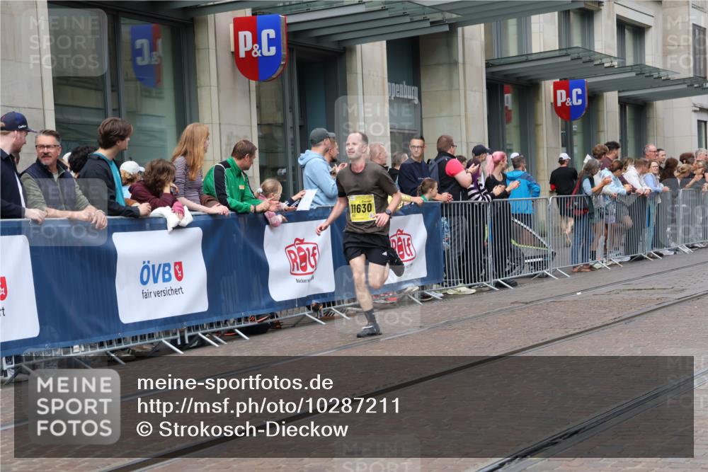 13.09.2026 - 21. swb-Marathon Bremen Strokosch-Dieckow http://msf.ph/oto/10287211 13.09.2026 10:42:21 Ziel 10235, 10312, 10358, 10632, 10775, 10816, 11375, 11779, 12281, 11630, 11895, 12395, 12426, 12525, 13585, 13621 meine-sportfotos.de