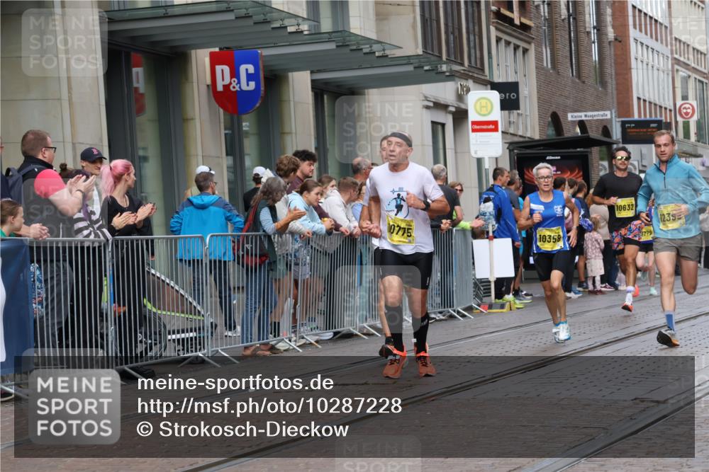 13.09.2026 - 21. swb-Marathon Bremen Strokosch-Dieckow http://msf.ph/oto/10287228 13.09.2026 10:42:23 Ziel 10235, 10312, 10358, 10632, 10775, 10816, 11779, 12281, 10358, 10775, 11375, 11630, 11895, 12395, 12426, 12525, 13585 meine-sportfotos.de