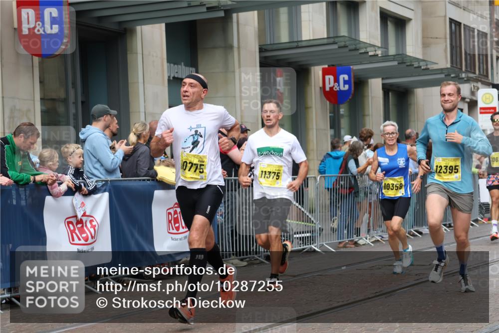 13.09.2026 - 21. swb-Marathon Bremen Strokosch-Dieckow http://msf.ph/oto/10287255 13.09.2026 10:42:25 Ziel 10235, 10312, 10816, 10988, 11779, 12281, 13580, 10358, 10632, 10775, 11375, 11630, 11895, 12395, 12426, 12525, 13585 meine-sportfotos.de