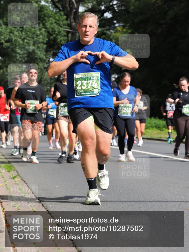 13.09.2026 - 21. swb-Marathon Bremen TobiasT http://msf.ph/oto/10287502 13.09.2026 12:21:58 Laufen 100, 2374, 21, 26, 13240, 74 meine-sportfotos.de
