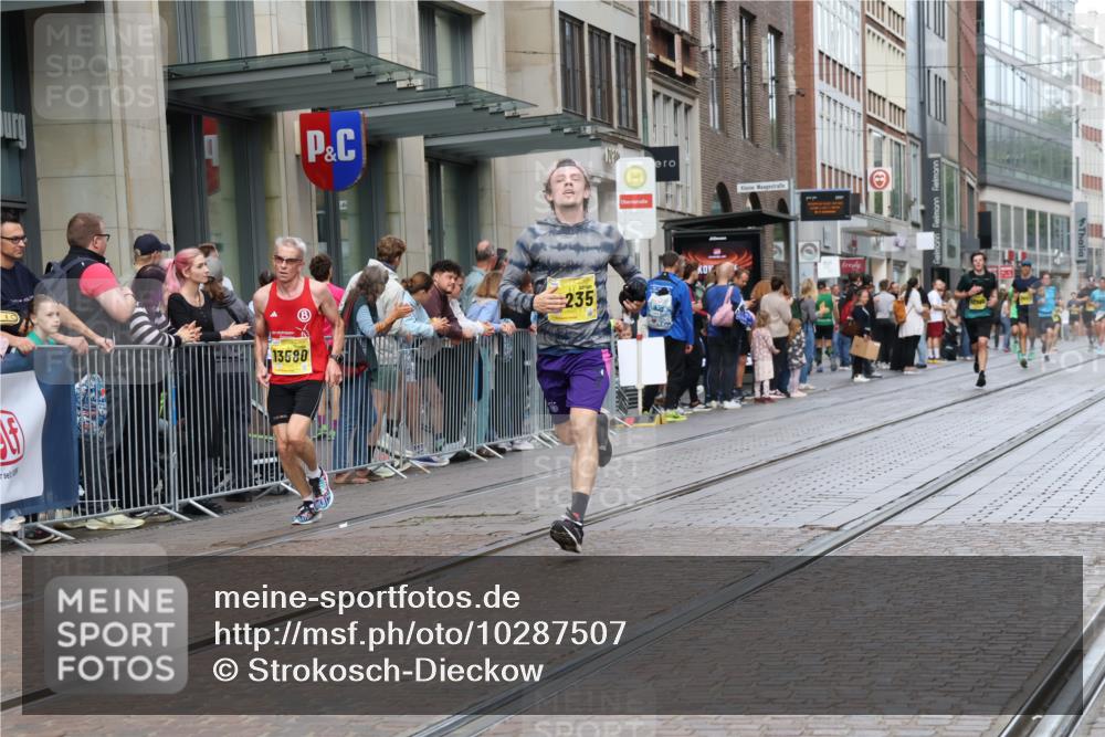 13.09.2026 - 21. swb-Marathon Bremen Strokosch-Dieckow http://msf.ph/oto/10287507 13.09.2026 10:42:46 Ziel 10336, 10988, 11042, 11143, 11265, 11442, 11632, 12053, 12469, 13523, 13580, 10235, 10312, 10358, 10632, 10775, 10816, 11375, 11779, 12281 meine-sportfotos.de