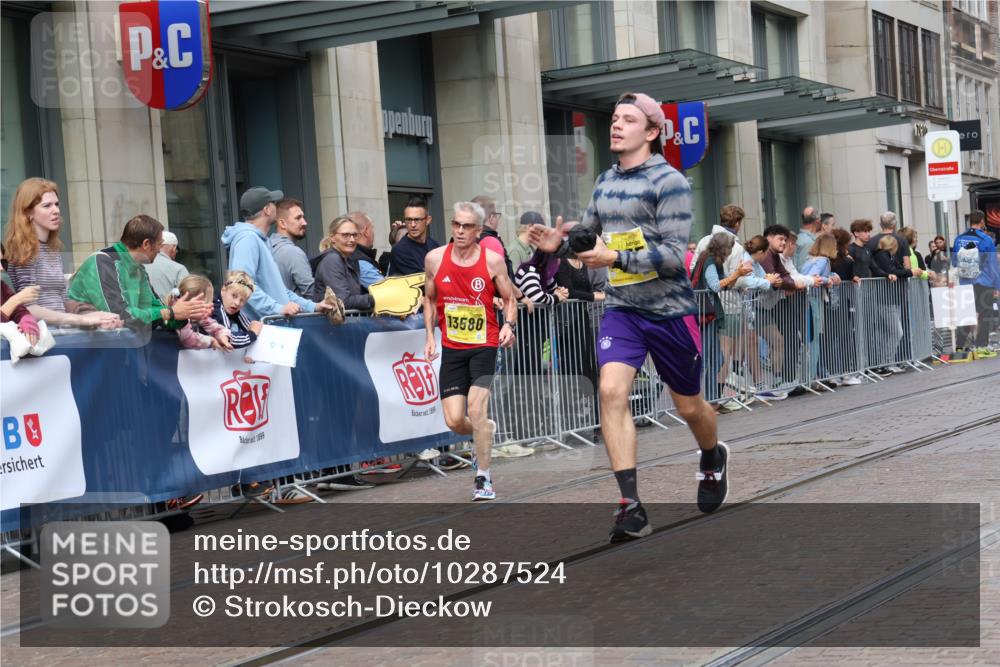 13.09.2026 - 21. swb-Marathon Bremen Strokosch-Dieckow http://msf.ph/oto/10287524 13.09.2026 10:42:47 Ziel 10336, 10988, 11042, 11143, 11265, 11442, 11632, 12053, 12469, 13523, 13580, 10235, 10312, 10358, 10632, 10775, 10816, 11375, 11779, 12281 meine-sportfotos.de