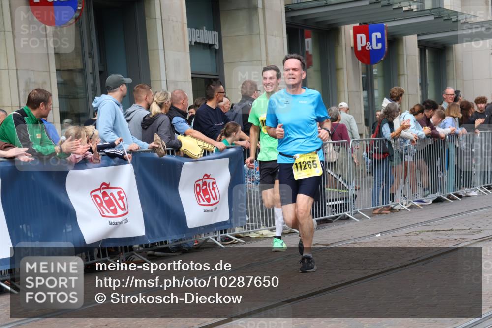 13.09.2026 - 21. swb-Marathon Bremen Strokosch-Dieckow http://msf.ph/oto/10287650 13.09.2026 10:43:01 Ziel 10328, 10346, 10456, 10618, 11042, 11143, 11468, 11632, 11826, 12053, 12406, 12469, 13523, 10235, 10336, 10816, 10988, 11265, 11442, 13580 meine-sportfotos.de
