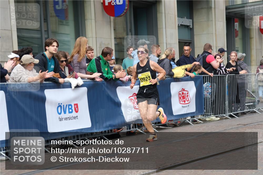 13.09.2026 - 21. swb-Marathon Bremen Strokosch-Dieckow http://msf.ph/oto/10287711 13.09.2026 10:43:06 Ziel 10328, 10346, 10456, 10618, 10742, 11468, 11607, 11632, 11826, 12406, 12469, 10235, 10336, 10988, 11042, 11143, 11265, 11442, 11632, 12053, 13523, 13580 meine-sportfotos.de