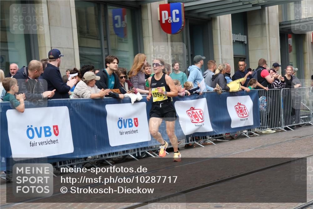 13.09.2026 - 21. swb-Marathon Bremen Strokosch-Dieckow http://msf.ph/oto/10287717 13.09.2026 10:43:06 Ziel 10328, 10346, 10456, 10618, 10742, 11468, 11607, 11632, 11826, 12406, 12469, 10235, 10336, 10988, 11042, 11143, 11265, 11442, 11632, 12053, 13523, 13580 meine-sportfotos.de
