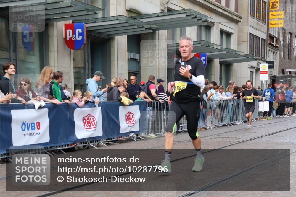 13.09.2026 - 21. swb-Marathon Bremen Strokosch-Dieckow http://msf.ph/oto/10287796 13.09.2026 10:43:19 Ziel 10328, 10346, 10618, 10742, 11468, 11607, 11826, 11948, 12250, 12253, 13509, 10336, 10346, 10456, 11042, 11143, 11265, 11442, 11632, 12053, 12406, 12469, 13523 meine-sportfotos.de