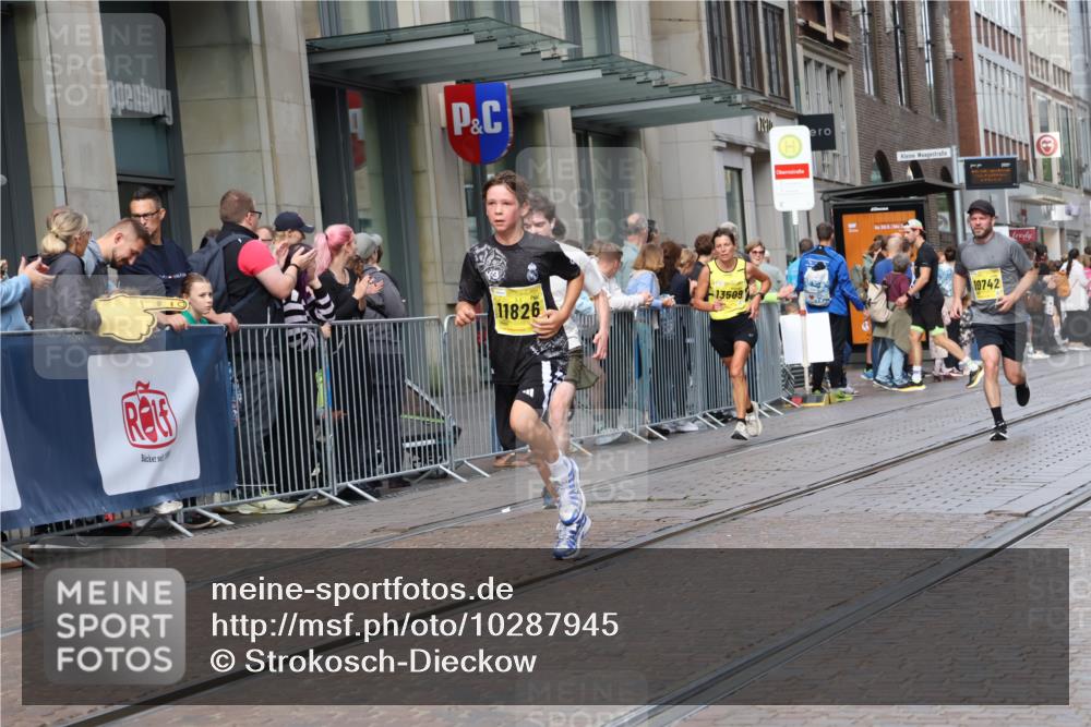 13.09.2026 - 21. swb-Marathon Bremen Strokosch-Dieckow http://msf.ph/oto/10287945 13.09.2026 10:43:30 Ziel 10337, 10742, 11019, 11208, 11312, 11447, 11614, 11930, 11948, 12250, 12253, 12436, 12559, 13509, 10328, 10346, 10456, 10618, 11468, 11607, 11632, 11826, 12406, 12469 meine-sportfotos.de