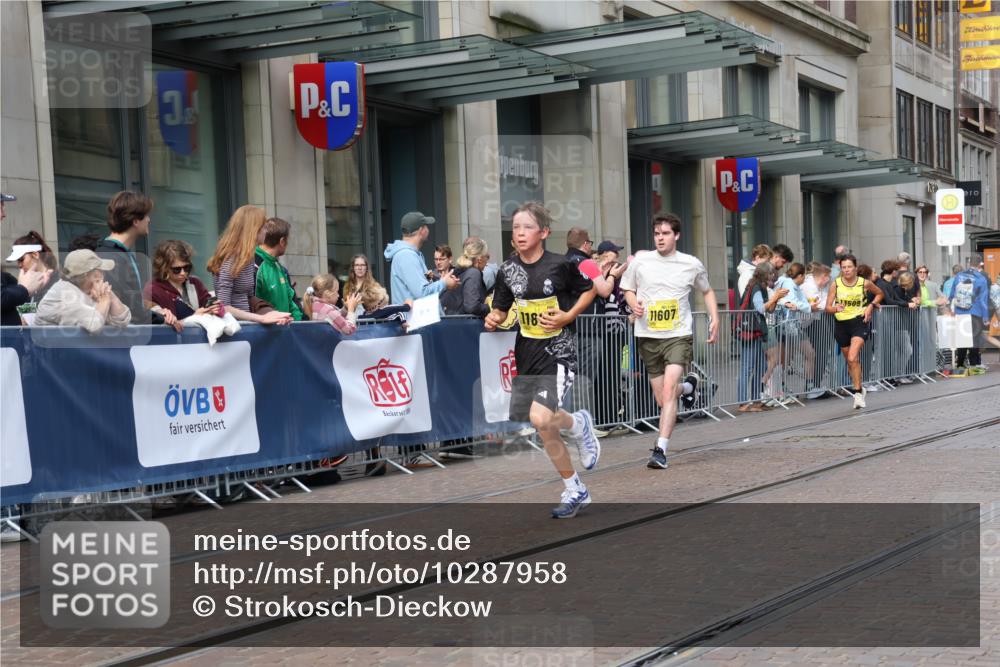 13.09.2026 - 21. swb-Marathon Bremen Strokosch-Dieckow http://msf.ph/oto/10287958 13.09.2026 10:43:30 Ziel 10337, 10742, 11019, 11208, 11312, 11447, 11614, 11930, 11948, 12250, 12253, 12436, 12559, 13509, 10328, 10346, 10456, 10618, 11468, 11607, 11632, 11826, 12406, 12469 meine-sportfotos.de