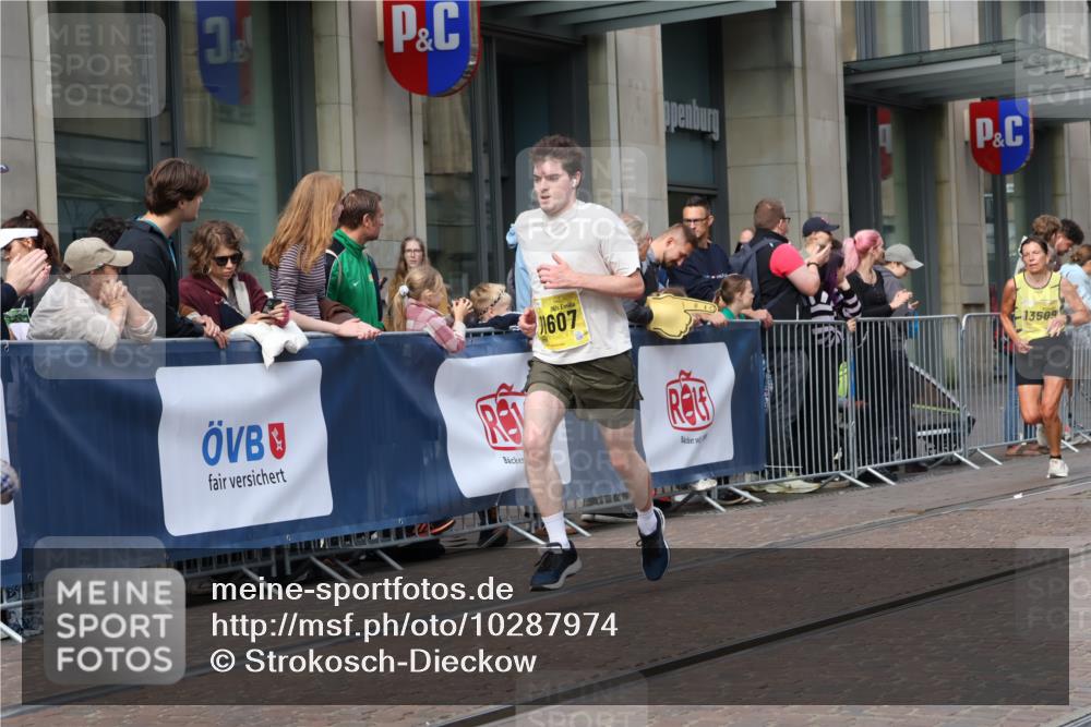 13.09.2026 - 21. swb-Marathon Bremen Strokosch-Dieckow http://msf.ph/oto/10287974 13.09.2026 10:43:31 Ziel 10337, 10742, 11019, 11208, 11312, 11447, 11614, 11930, 11948, 12250, 12253, 12436, 12559, 13509, 10328, 10346, 10456, 10618, 10742, 11468, 11607, 11632, 11826, 12406, 12469 meine-sportfotos.de