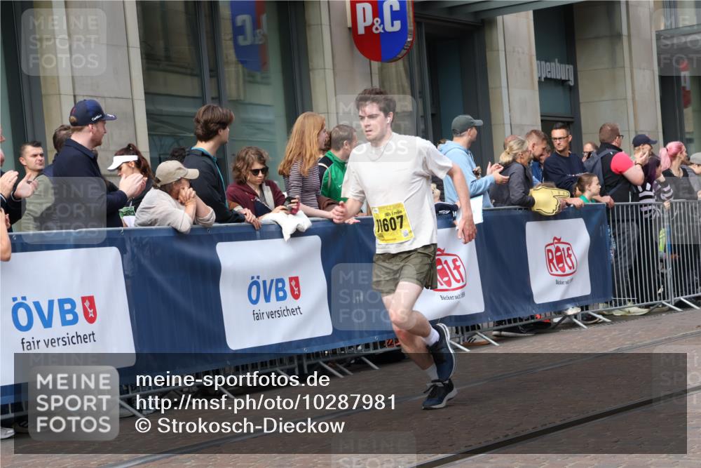 13.09.2026 - 21. swb-Marathon Bremen Strokosch-Dieckow http://msf.ph/oto/10287981 13.09.2026 10:43:31 Ziel 10337, 10742, 11019, 11208, 11312, 11447, 11614, 11930, 11948, 12250, 12253, 12436, 12559, 13509, 10328, 10346, 10456, 10618, 10742, 11468, 11607, 11632, 11826, 12406, 12469 meine-sportfotos.de