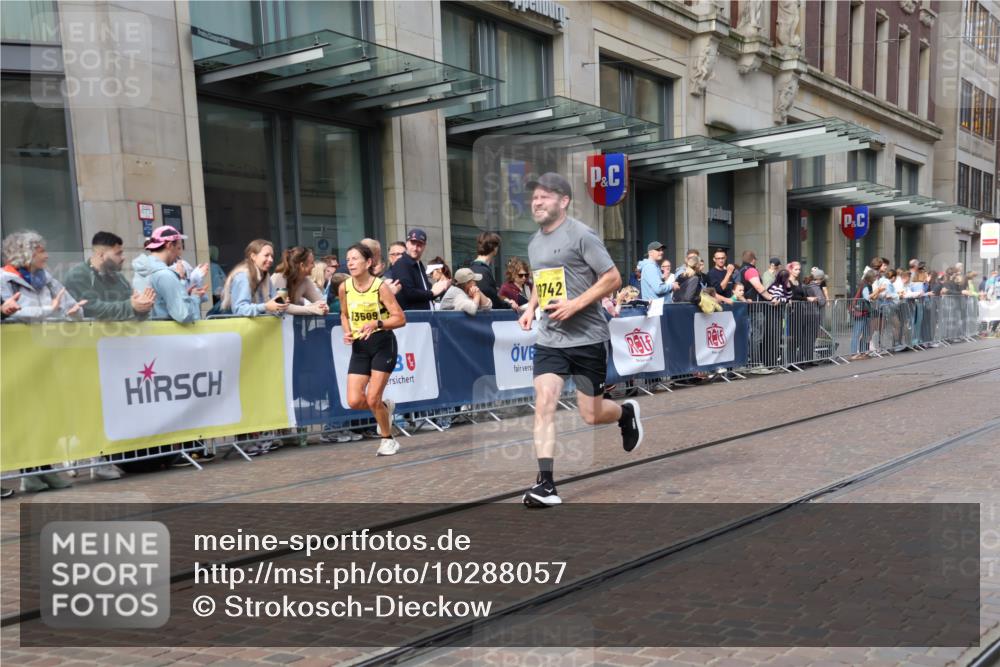 13.09.2026 - 21. swb-Marathon Bremen Strokosch-Dieckow http://msf.ph/oto/10288057 13.09.2026 10:43:34 Ziel 10337, 10342, 11019, 11208, 11312, 11447, 11614, 11930, 11948, 12250, 12253, 12436, 12559, 13538, 10328, 10346, 10456, 10618, 10742, 11468, 11607, 11826, 12406, 13509 meine-sportfotos.de