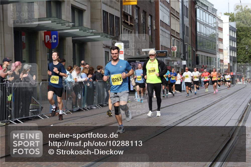 13.09.2026 - 21. swb-Marathon Bremen Strokosch-Dieckow http://msf.ph/oto/10288113 13.09.2026 10:43:43 Ziel 10337, 10342, 11019, 11108, 11208, 11312, 11447, 11614, 11644, 11758, 11930, 11948, 12436, 12559, 13538, 10328, 10346, 10618, 10742, 11468, 11607, 11826, 12250, 12253, 12406, 13509 meine-sportfotos.de