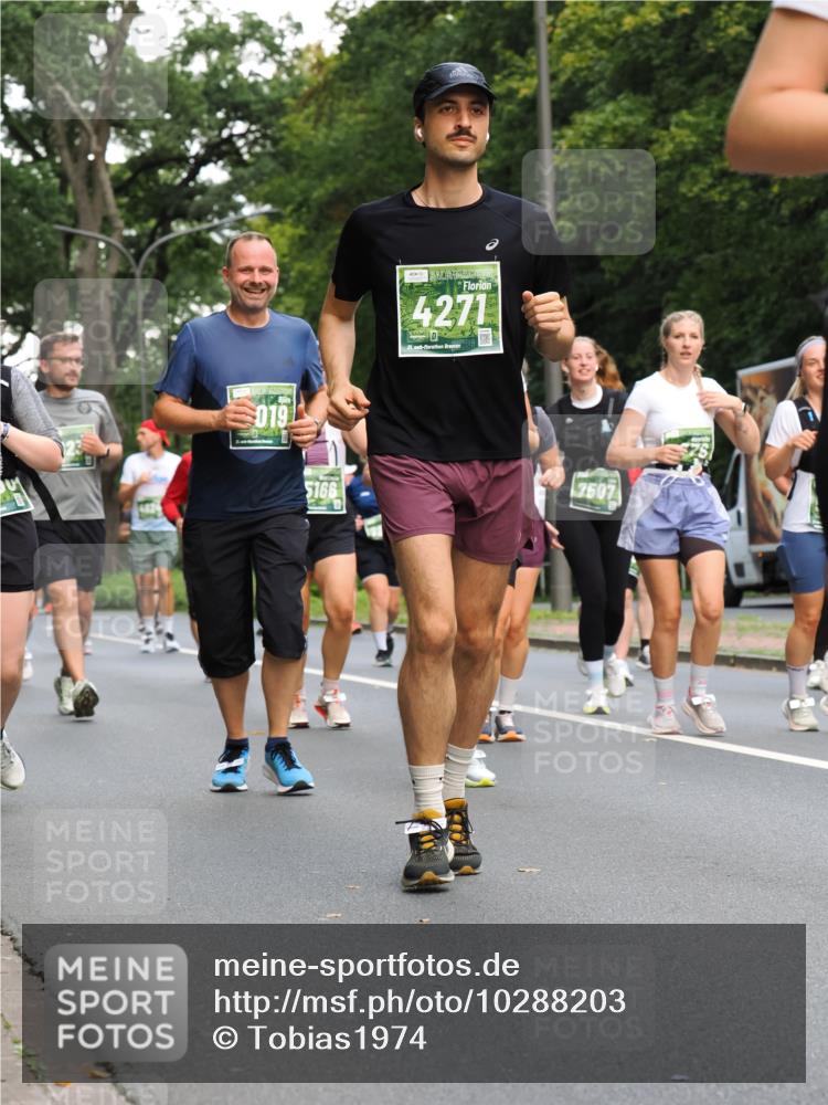 13.09.2026 - 21. swb-Marathon Bremen TobiasT http://msf.ph/oto/10288203 13.09.2026 12:24:16 Laufen 019, 5166, 4271, 21, 26, 7507 meine-sportfotos.de