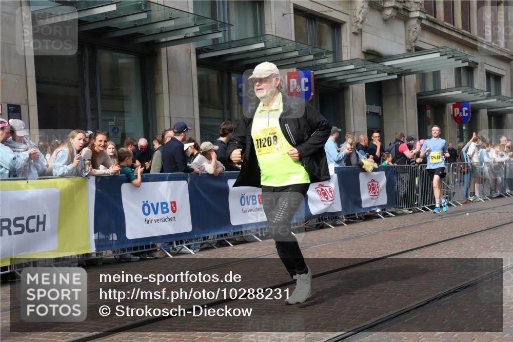 13.09.2026 - 21. swb-Marathon Bremen Strokosch-Dieckow http://msf.ph/oto/10288231 13.09.2026 10:43:48 Ziel 10337, 10342, 11108, 11208, 11312, 11447, 11614, 11644, 11758, 11930, 12436, 12559, 13538, 10328, 10742, 11019, 11468, 11607, 11826, 11948, 12250, 12253, 13509 meine-sportfotos.de
