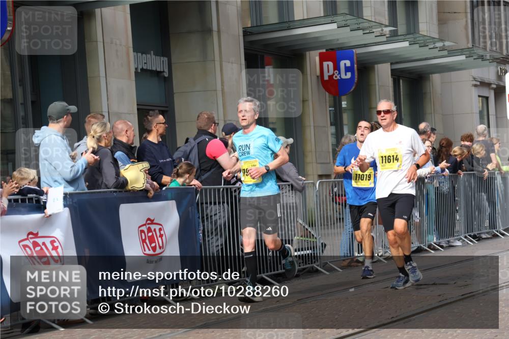 13.09.2026 - 21. swb-Marathon Bremen Strokosch-Dieckow http://msf.ph/oto/10288260 13.09.2026 10:43:50 Ziel 10342, 11108, 11148, 11312, 11447, 11614, 11644, 11758, 11930, 12436, 12559, 13538, 10328, 10337, 10742, 11019, 11208, 11607, 11948, 12250, 12253, 12436, 13509 meine-sportfotos.de
