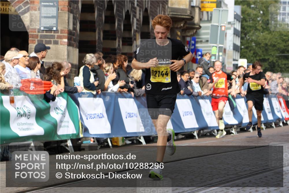 13.09.2026 - 21. swb-Marathon Bremen Strokosch-Dieckow http://msf.ph/oto/10288296 13.09.2026 10:40:06 Ziel 12339, 13519, 13642 meine-sportfotos.de