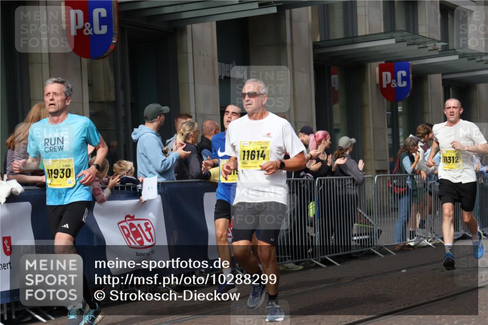 13.09.2026 - 21. swb-Marathon Bremen Strokosch-Dieckow http://msf.ph/oto/10288299 13.09.2026 10:43:52 Ziel 10342, 10956, 11108, 11148, 11447, 11644, 11758, 11930, 12559, 13538, 10337, 10742, 11019, 11208, 11312, 11607, 11614, 11930, 11948, 12250, 12253, 12436, 13509 meine-sportfotos.de