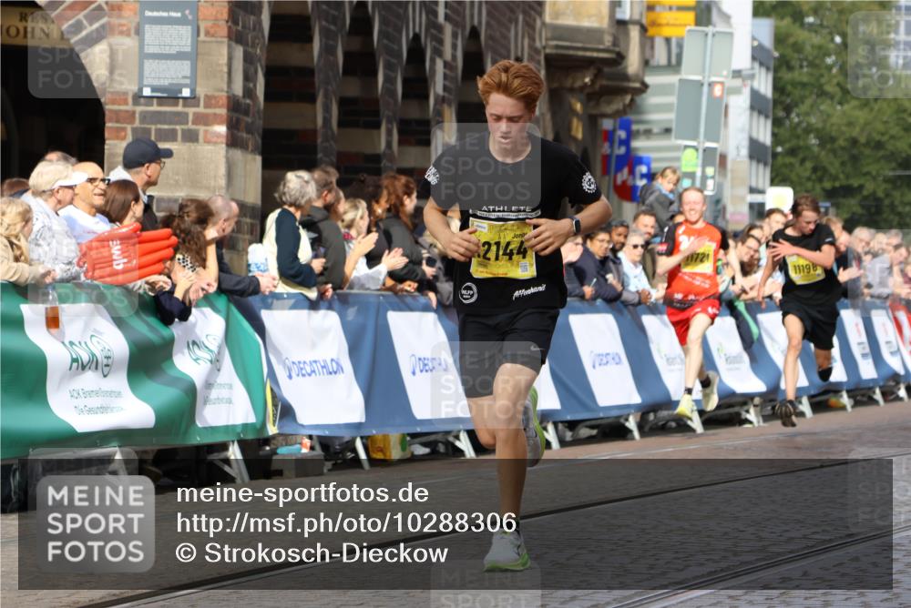 13.09.2026 - 21. swb-Marathon Bremen Strokosch-Dieckow http://msf.ph/oto/10288306 13.09.2026 10:40:06 Ziel 12339, 13519, 13642 meine-sportfotos.de