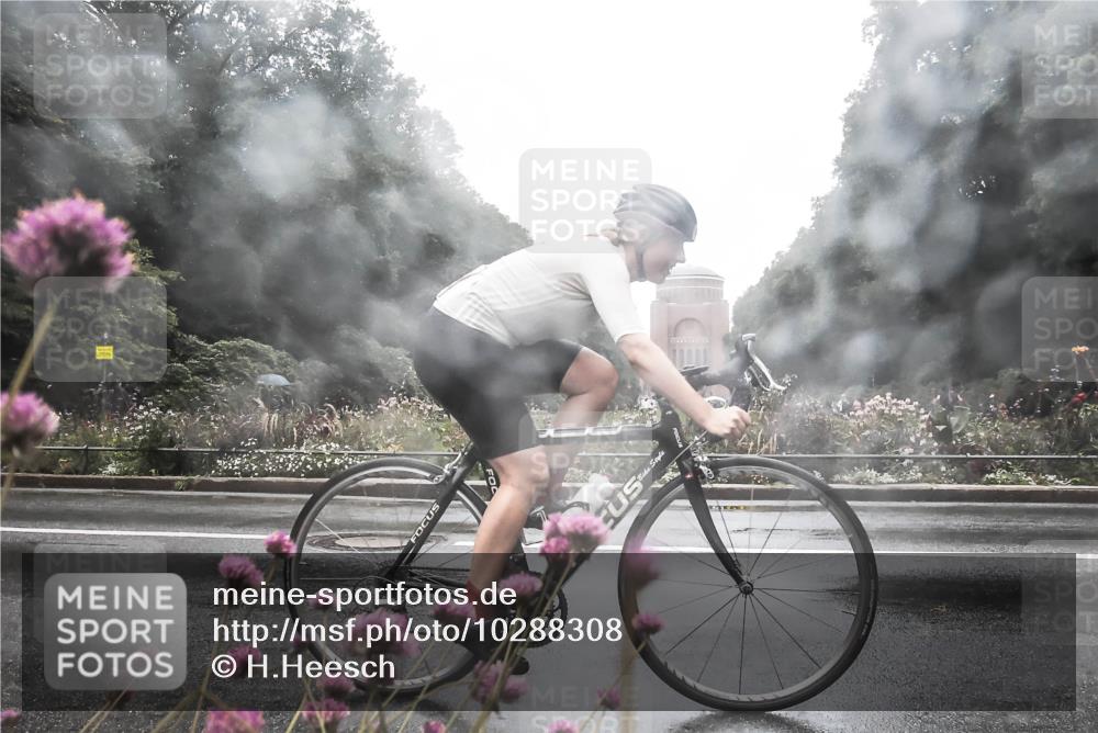 13.09.2026 - Stadtparktriathlon H.Heesch http://msf.ph/oto/10288308 13.09.2026 12:43:39 Radfahren 1132, 1173 meine-sportfotos.de