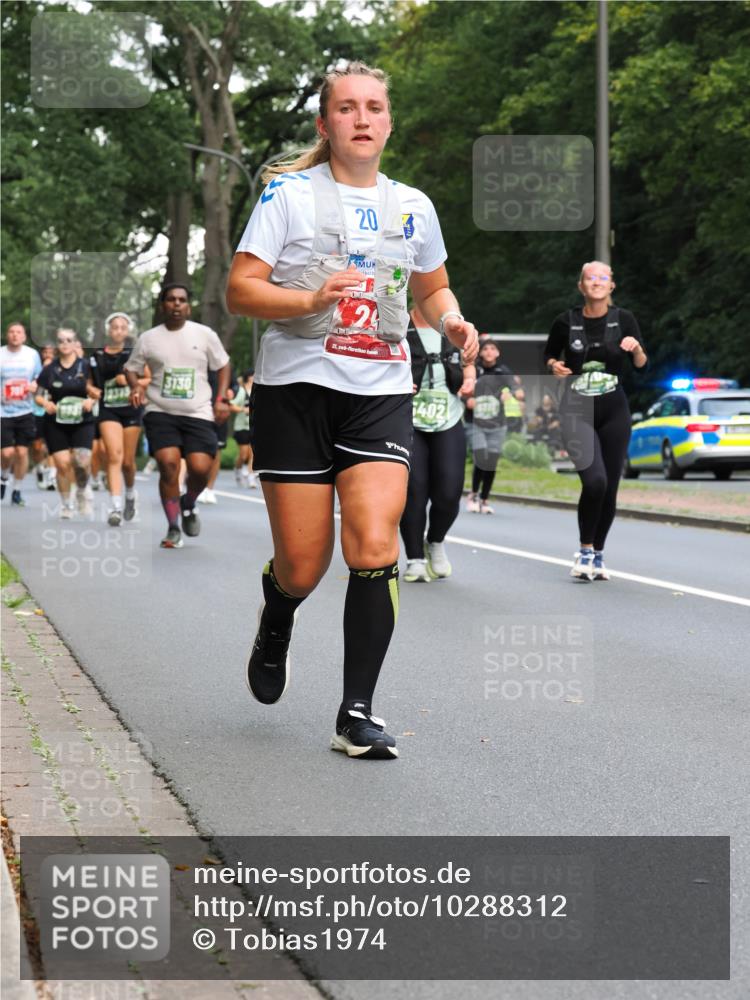 13.09.2026 - 21. swb-Marathon Bremen TobiasT http://msf.ph/oto/10288312 13.09.2026 12:24:31 Laufen 12313, 3130, 203, 24, 21, 402 meine-sportfotos.de