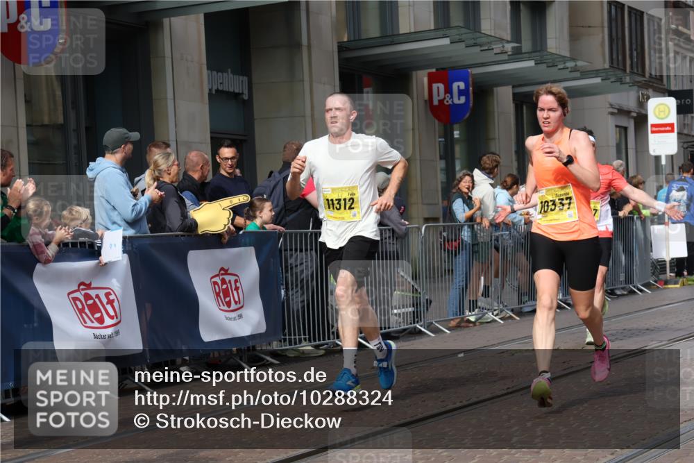 13.09.2026 - 21. swb-Marathon Bremen Strokosch-Dieckow http://msf.ph/oto/10288324 13.09.2026 10:43:53 Ziel 10342, 10956, 11108, 11148, 11447, 11644, 11758, 12559, 13538, 10337, 10742, 11019, 11208, 11312, 11447, 11607, 11614, 11930, 11948, 12250, 12253, 12436, 12559, 13509 meine-sportfotos.de