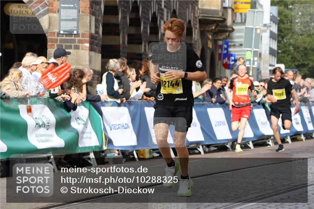13.09.2026 - 21. swb-Marathon Bremen Strokosch-Dieckow http://msf.ph/oto/10288325 13.09.2026 10:40:06 Ziel 12339, 13519, 13642 meine-sportfotos.de
