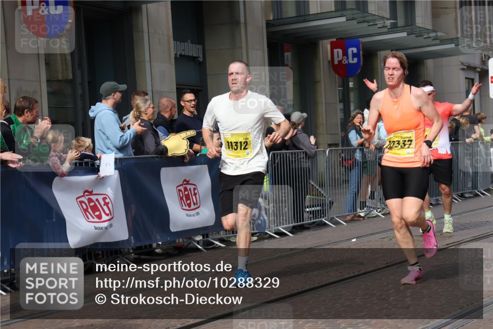 13.09.2026 - 21. swb-Marathon Bremen Strokosch-Dieckow http://msf.ph/oto/10288329 13.09.2026 10:43:53 Ziel 10342, 10956, 11108, 11148, 11447, 11644, 11758, 12559, 13538, 10337, 10742, 11019, 11208, 11312, 11447, 11607, 11614, 11930, 11948, 12250, 12253, 12436, 12559, 13509 meine-sportfotos.de