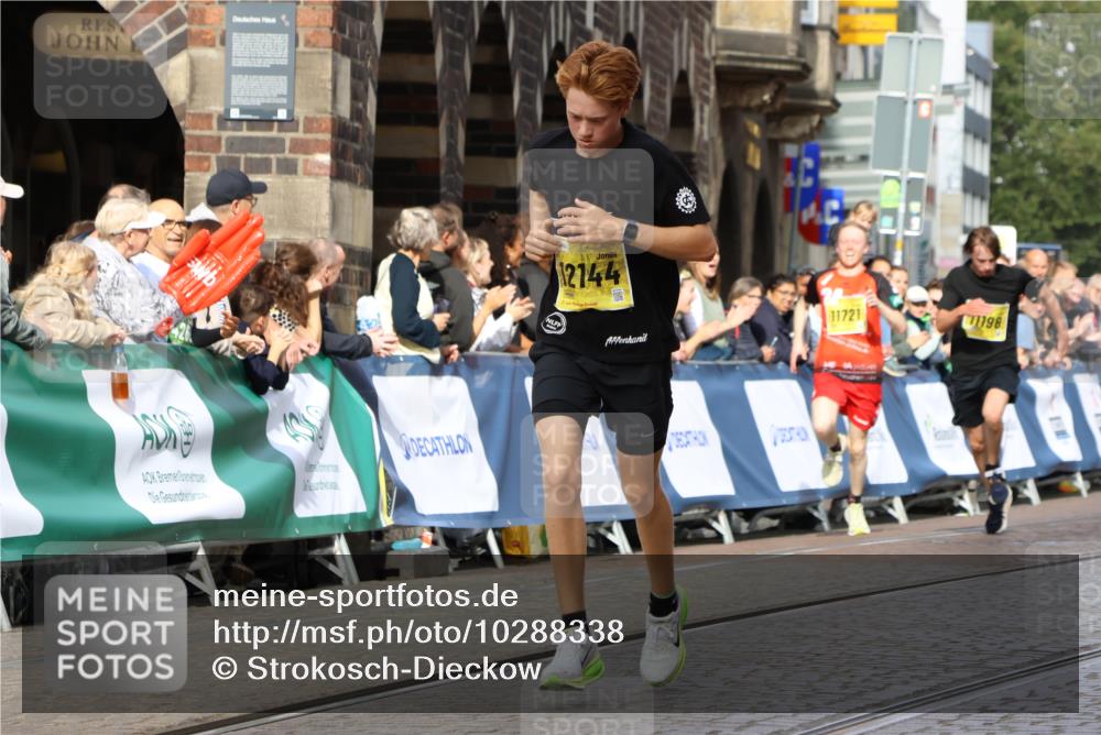 13.09.2026 - 21. swb-Marathon Bremen Strokosch-Dieckow http://msf.ph/oto/10288338 13.09.2026 10:40:06 Ziel 12339, 13519, 13642 meine-sportfotos.de
