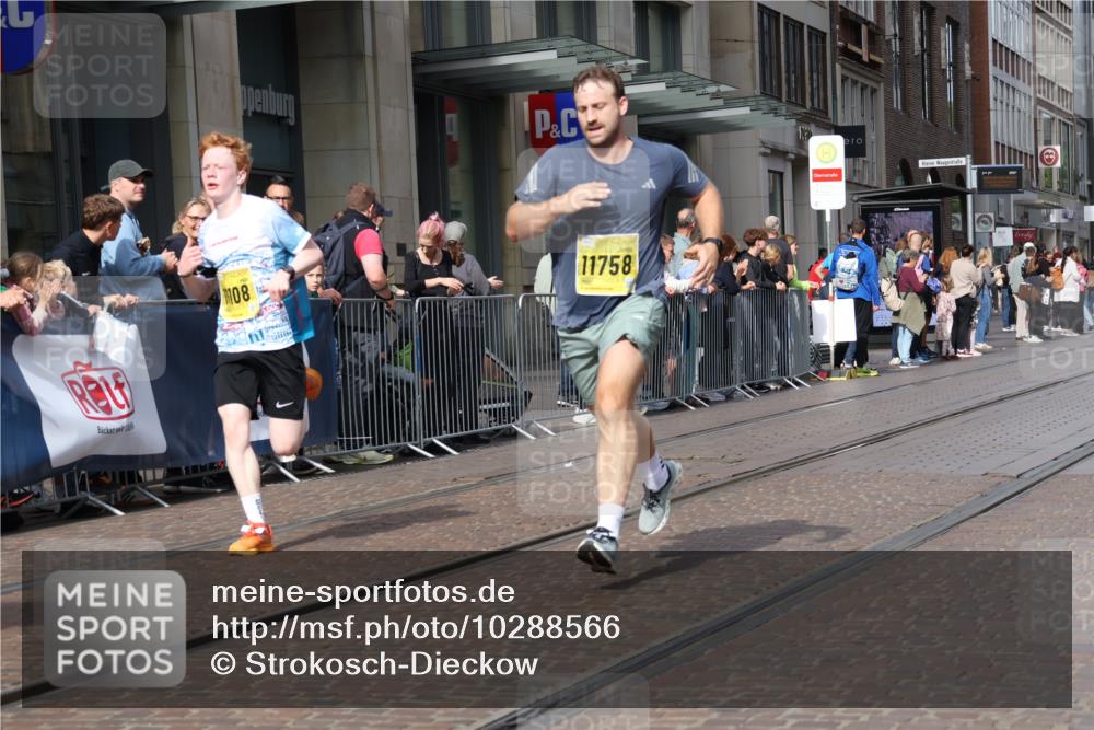 13.09.2026 - 21. swb-Marathon Bremen Strokosch-Dieckow http://msf.ph/oto/10288566 13.09.2026 10:44:09 Ziel 10454, 10806, 10861, 10956, 11148, 11438, 11615, 12473, 10337, 10342, 11019, 11108, 11208, 11312, 11447, 11614, 11644, 11758, 11930, 11948, 12436, 12559, 13538 meine-sportfotos.de