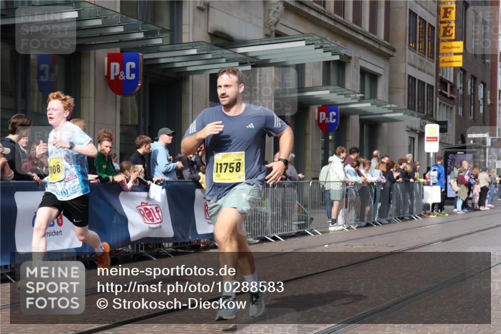 13.09.2026 - 21. swb-Marathon Bremen Strokosch-Dieckow http://msf.ph/oto/10288583 13.09.2026 10:44:10 Ziel 10454, 10806, 10861, 10956, 11148, 11438, 11615, 12473, 10337, 10342, 11019, 11108, 11208, 11312, 11447, 11614, 11644, 11758, 11930, 12436, 12559, 13538 meine-sportfotos.de