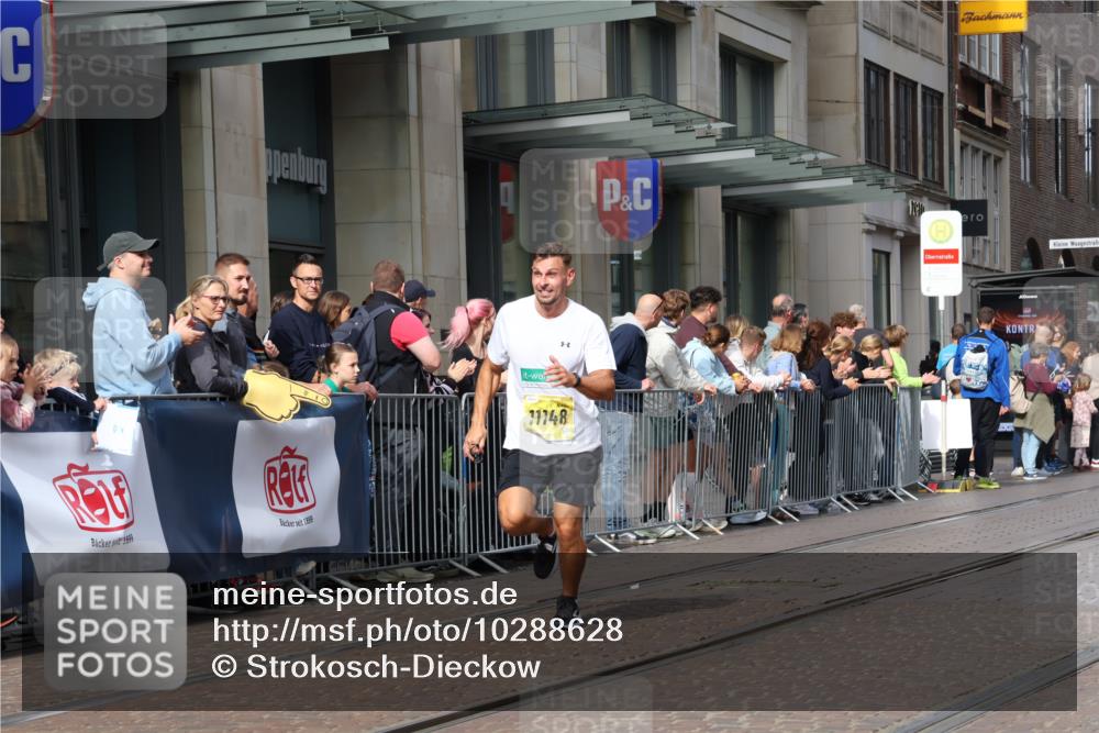 13.09.2026 - 21. swb-Marathon Bremen Strokosch-Dieckow http://msf.ph/oto/10288628 13.09.2026 10:44:20 Ziel 10454, 10806, 10861, 11438, 11615, 11692, 11704, 12425, 12473, 10342, 10956, 11108, 11148, 11644, 11758, 13538 meine-sportfotos.de