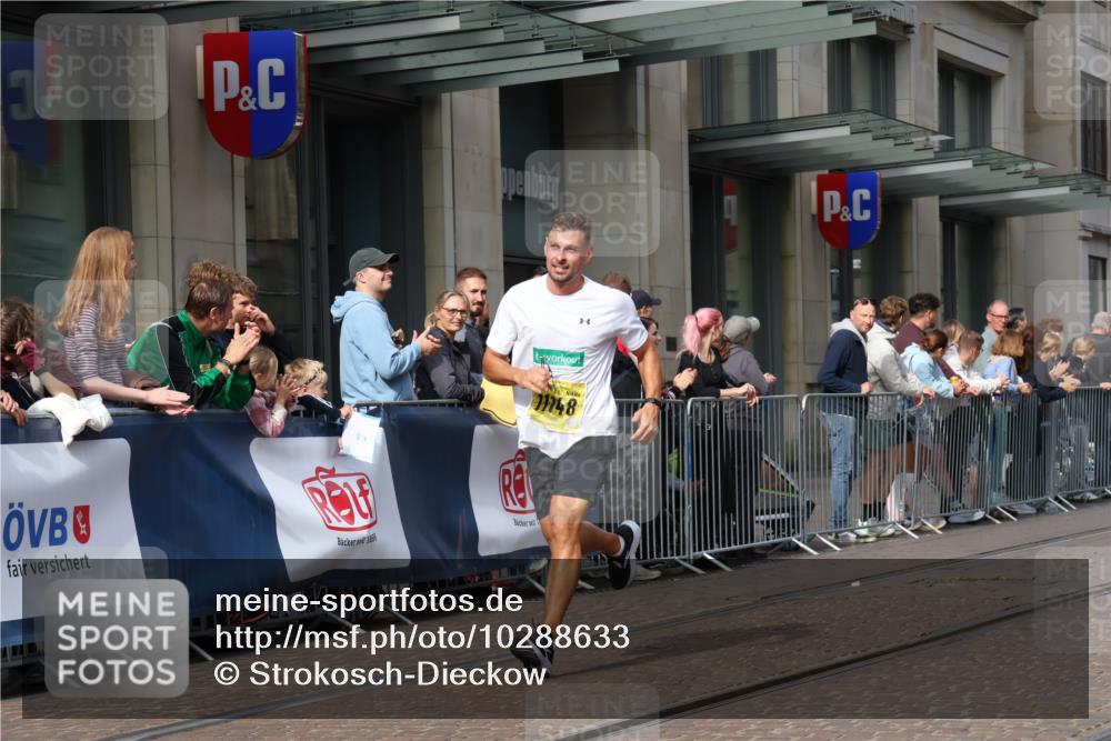 13.09.2026 - 21. swb-Marathon Bremen Strokosch-Dieckow http://msf.ph/oto/10288633 13.09.2026 10:44:21 Ziel 10454, 10806, 10861, 11438, 11615, 11692, 11704, 12302, 12425, 12473, 10342, 10956, 11108, 11148, 11644, 11758, 13538 meine-sportfotos.de