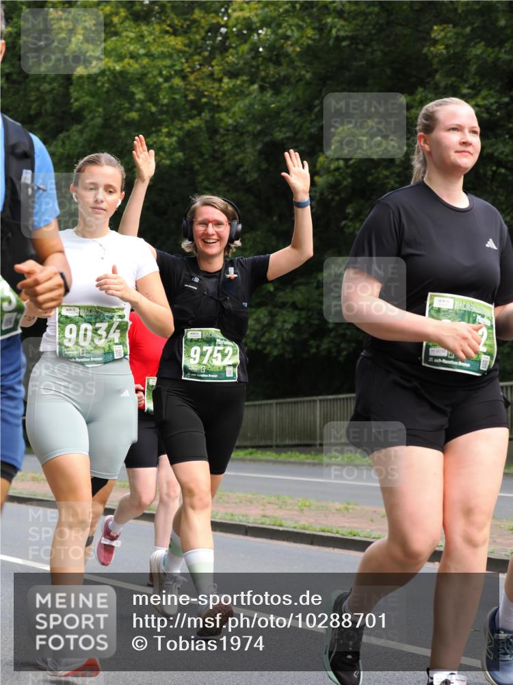 13.09.2026 - 21. swb-Marathon Bremen TobiasT http://msf.ph/oto/10288701 13.09.2026 12:25:57 Laufen 9034, 26, 9752, 6098, 21, 126 meine-sportfotos.de
