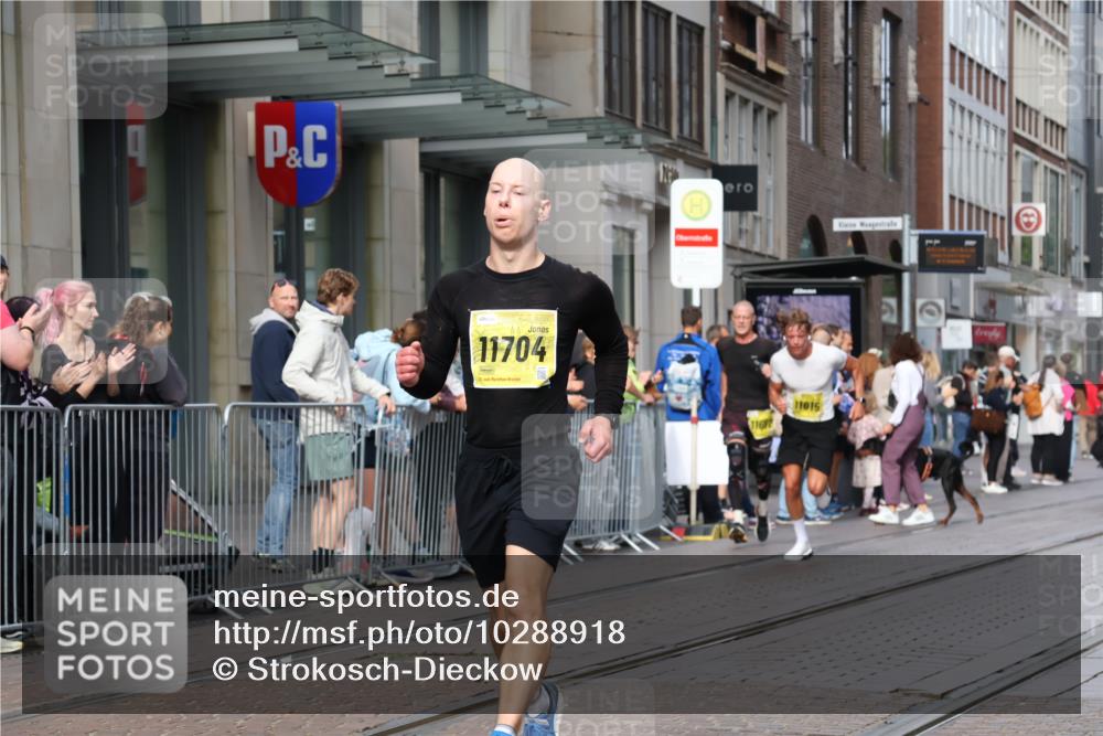 13.09.2026 - 21. swb-Marathon Bremen Strokosch-Dieckow http://msf.ph/oto/10288918 13.09.2026 10:44:38 Ziel 10096, 10214, 10266, 10628, 10735, 11692, 11704, 12302, 12425, 13591, 10454, 10806, 10861, 10956, 11148, 11438, 11615, 11704, 12473 meine-sportfotos.de