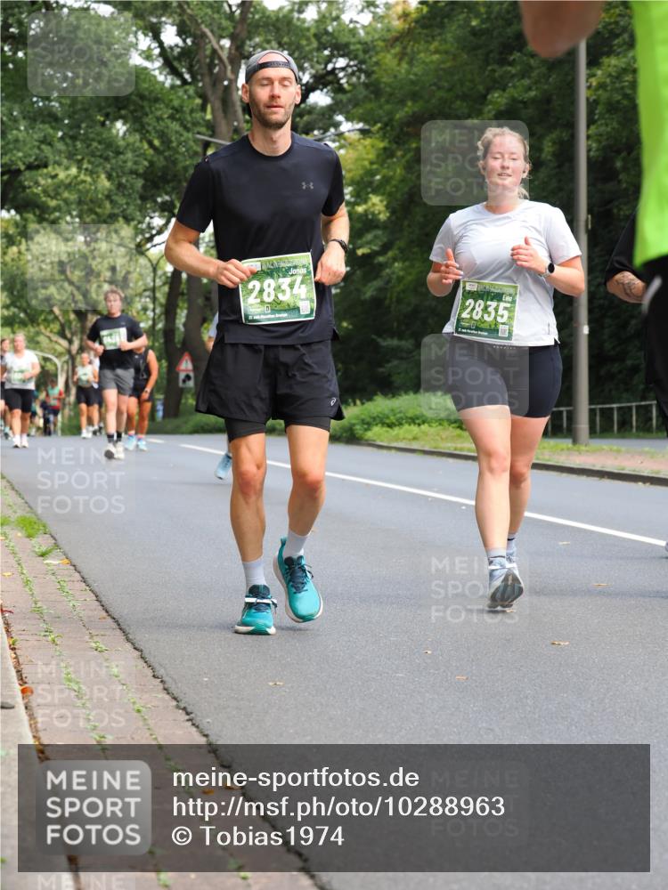 13.09.2026 - 21. swb-Marathon Bremen TobiasT http://msf.ph/oto/10288963 13.09.2026 12:26:47 Laufen 2834, 21, 026, 2835 meine-sportfotos.de