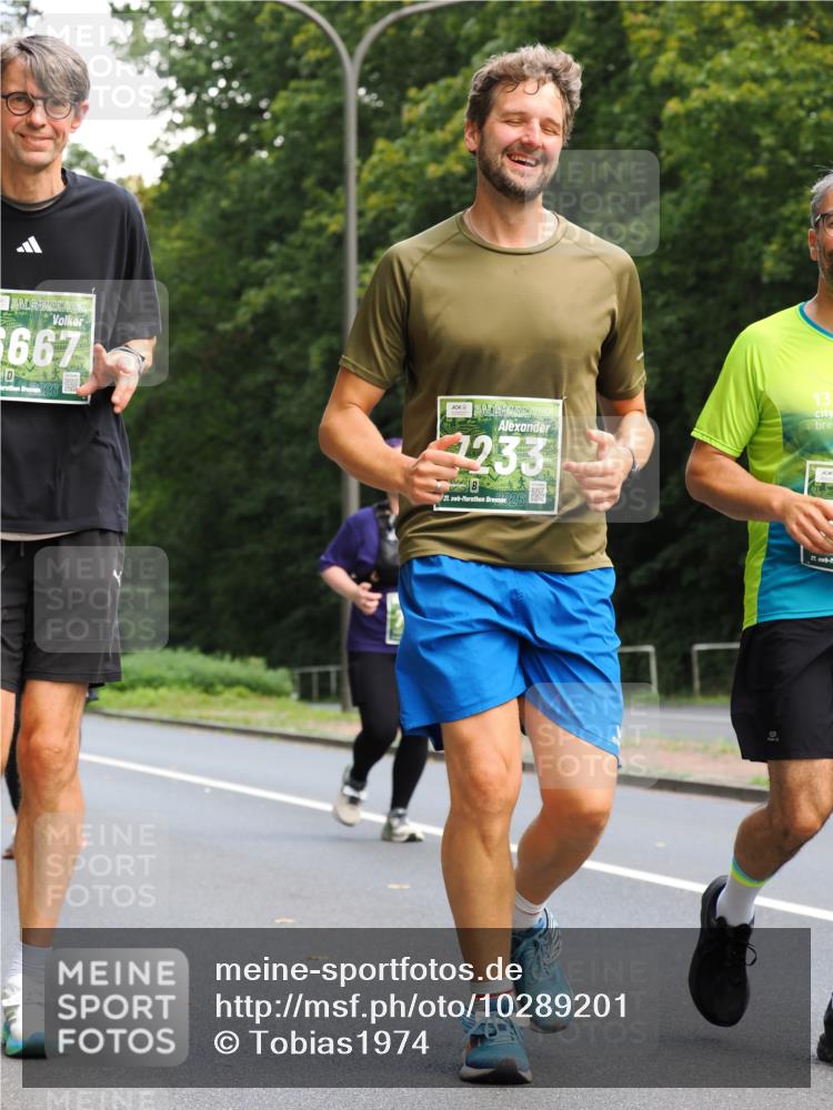 13.09.2026 - 21. swb-Marathon Bremen TobiasT http://msf.ph/oto/10289201 13.09.2026 12:27:26 Laufen 6667, 26, 13, 2233, 21, 26, 21 meine-sportfotos.de