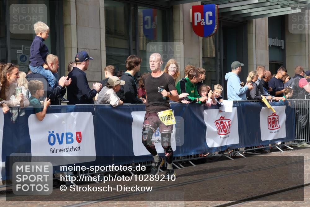 13.09.2026 - 21. swb-Marathon Bremen Strokosch-Dieckow http://msf.ph/oto/10289210 13.09.2026 10:44:44 Ziel 10096, 10143, 10214, 10266, 10628, 10735, 10866, 11020, 11396, 12302, 13591, 10454, 10806, 10861, 11438, 11615, 11692, 11704, 12425, 12473 meine-sportfotos.de