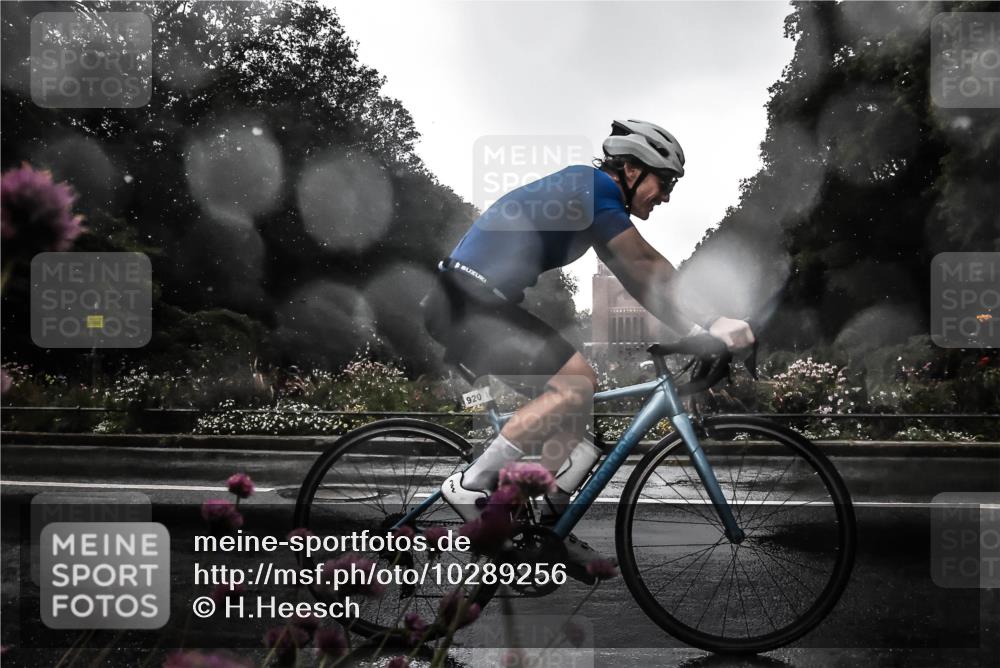 13.09.2026 - Stadtparktriathlon H.Heesch http://msf.ph/oto/10289256 13.09.2026 11:42:34 Radfahren 821, 862, 879, 920, 941 meine-sportfotos.de