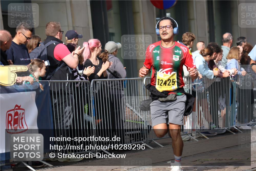 13.09.2026 - 21. swb-Marathon Bremen Strokosch-Dieckow http://msf.ph/oto/10289296 13.09.2026 10:44:46 Ziel 10096, 10143, 10214, 10266, 10628, 10735, 10866, 11020, 11396, 12302, 13591, 10454, 10806, 10861, 11438, 11615, 11692, 11704, 12302, 12425, 12473 meine-sportfotos.de