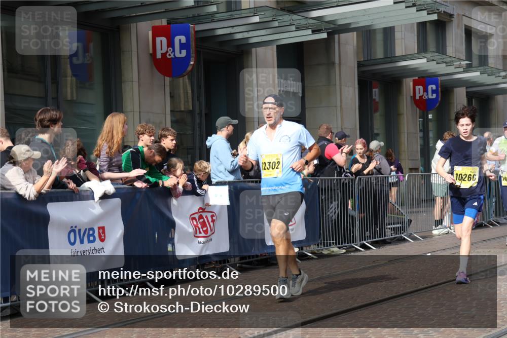 13.09.2026 - 21. swb-Marathon Bremen Strokosch-Dieckow http://msf.ph/oto/10289500 13.09.2026 10:44:48 Ziel 10096, 10143, 10214, 10628, 10735, 10866, 11020, 11396, 11695, 13591, 10266, 10454, 10806, 10861, 11438, 11615, 11692, 11704, 12302, 12425, 12473 meine-sportfotos.de