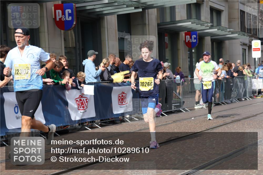 13.09.2026 - 21. swb-Marathon Bremen Strokosch-Dieckow http://msf.ph/oto/10289610 13.09.2026 10:44:49 Ziel 10096, 10143, 10214, 10628, 10735, 10866, 11020, 11396, 11695, 12054, 13591, 10266, 10454, 10628, 10806, 10861, 11615, 11692, 11704, 12302, 12425, 12473 meine-sportfotos.de