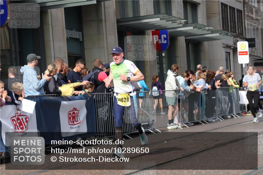 13.09.2026 - 21. swb-Marathon Bremen Strokosch-Dieckow http://msf.ph/oto/10289650 13.09.2026 10:44:50 Ziel 10096, 10143, 10214, 10398, 10735, 10866, 11020, 11396, 11695, 12054, 13591, 10266, 10454, 10628, 10806, 10861, 11615, 11692, 11704, 12302, 12425, 12473 meine-sportfotos.de