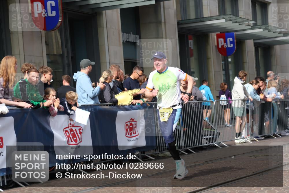 13.09.2026 - 21. swb-Marathon Bremen Strokosch-Dieckow http://msf.ph/oto/10289666 13.09.2026 10:44:50 Ziel 10096, 10143, 10214, 10398, 10735, 10866, 11020, 11396, 11695, 12054, 13591, 10266, 10454, 10628, 10806, 10861, 11615, 11692, 11704, 12302, 12425, 12473 meine-sportfotos.de