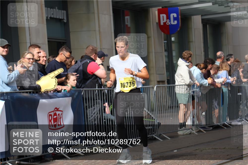 13.09.2026 - 21. swb-Marathon Bremen Strokosch-Dieckow http://msf.ph/oto/10289762 13.09.2026 10:44:53 Ziel 10096, 10143, 10214, 10398, 10735, 10866, 11020, 11396, 11695, 12054, 12475, 13591, 10266, 10628, 10735, 10861, 11615, 11692, 11704, 12302, 12425, 12473 meine-sportfotos.de