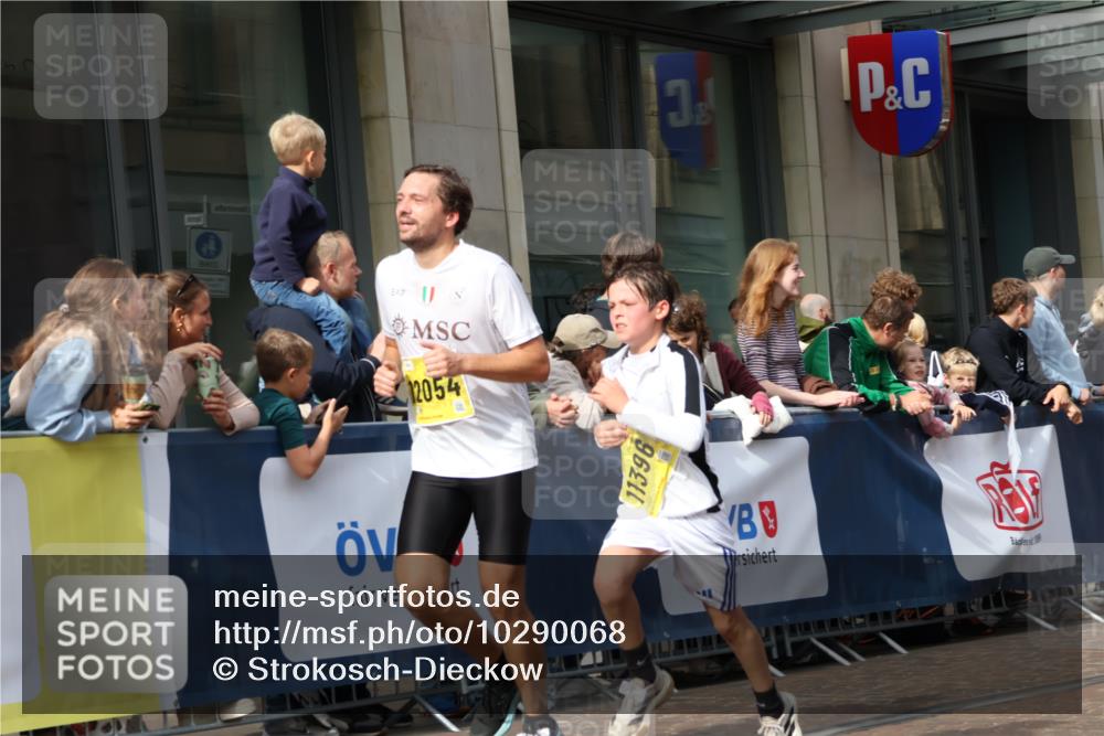 13.09.2026 - 21. swb-Marathon Bremen Strokosch-Dieckow http://msf.ph/oto/10290068 13.09.2026 10:45:13 Ziel 10318, 10352, 10398, 10464, 10536, 10541, 10583, 11063, 11088, 11209, 11232, 11478, 11559, 11749, 11835, 11845, 12054, 12087, 12290, 12355, 12475, 12534, 13532, 13628, 10096, 10143, 10214, 10628, 10735, 10866, 11020, 11396, 11695, 13591 meine-sportfotos.de