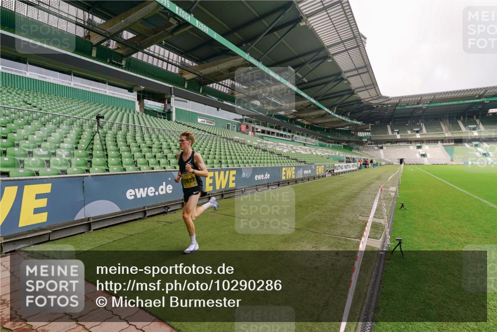 13.09.2026 - 21. swb-Marathon Bremen Michael Burmester http://msf.ph/oto/10290286 13.09.2026 10:14:52 Laufen im Stadion 13525, 13627 meine-sportfotos.de